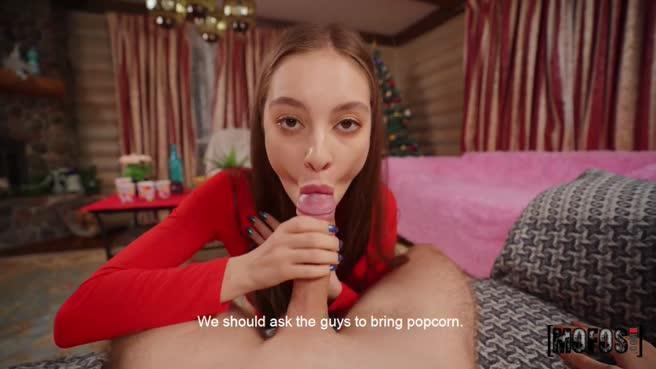 Девушка в красном платье снялась в секс-видео подкачанного чувака