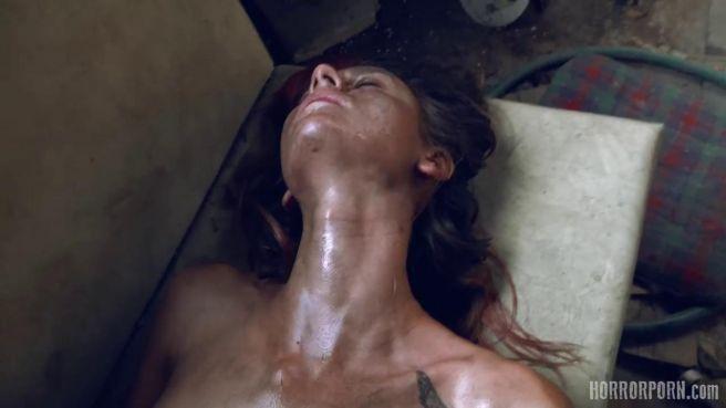 Мужик в сарае трахает связанную девушку зомби