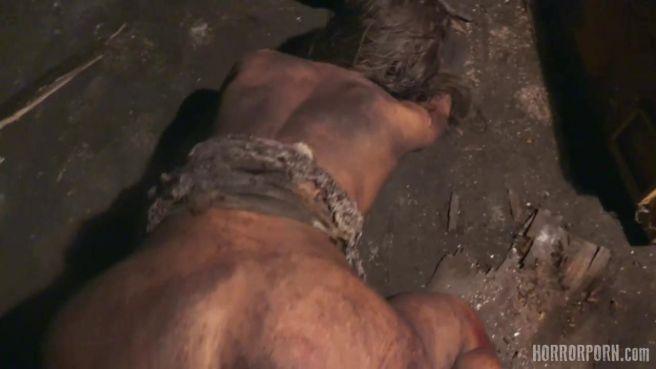 Мужик в жутком подвале трахает грязную девушку демона 